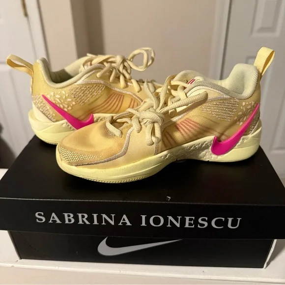 Nike Sabrina 2 basketball Citron Tint  (GS) size 1 - Picture 4 of 9